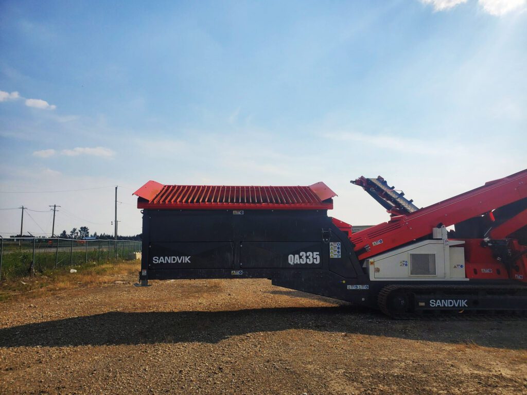 Sandvik QA335 mobile screening plant