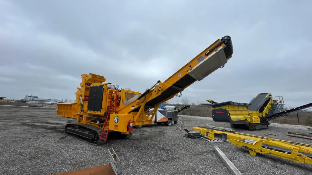 CBI 5800 mobile horizontal grinder.